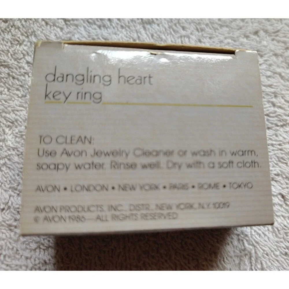 Vintage 1986 Avon Goldtone Dangling Heart Key Ring Key Chain Women's Collectible